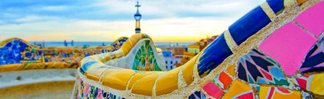 Banco de trencadís de Gaudí en el Park Güell, Barcelona